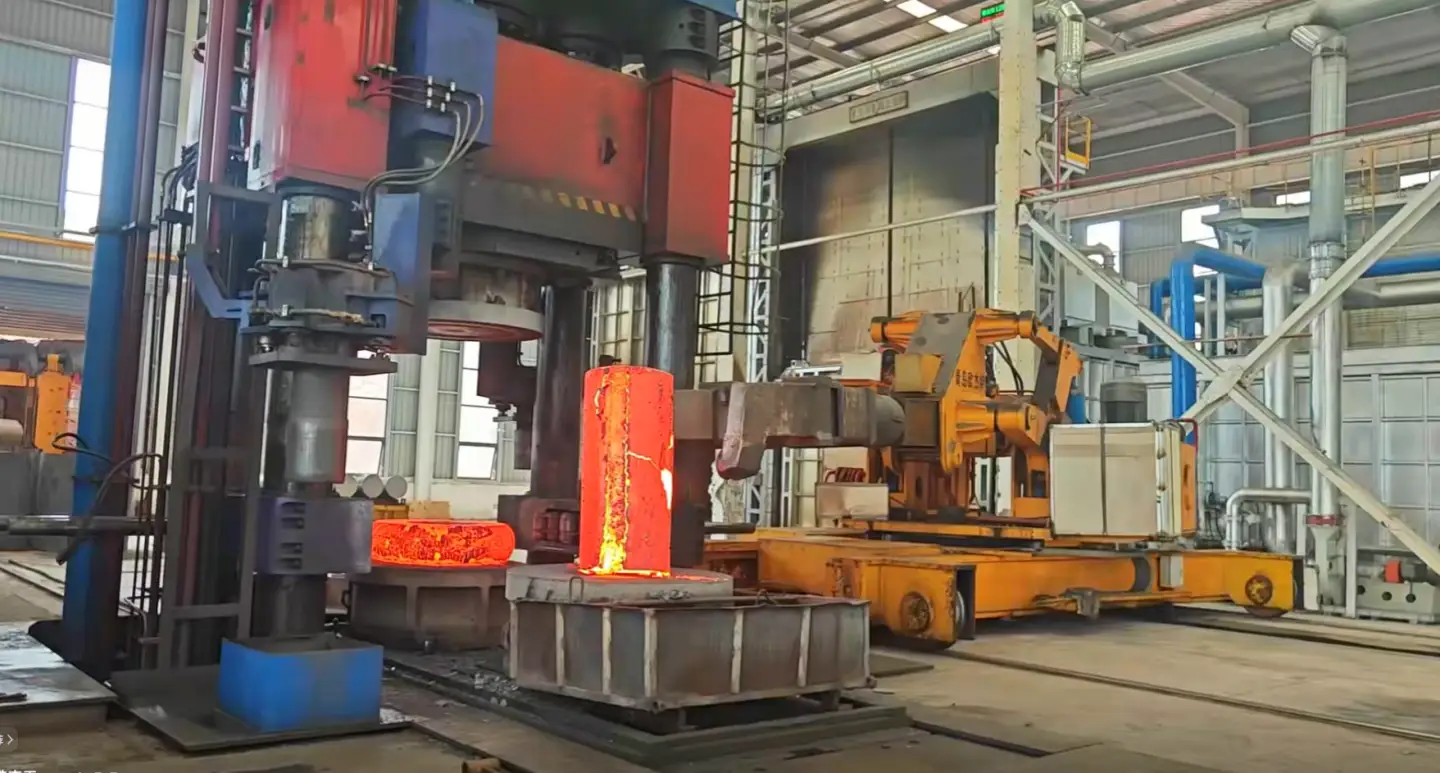 Hydraulic forging press integrated into an automated forging production line